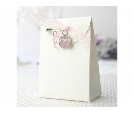 Confezione regalo con scarpette e croce rosa